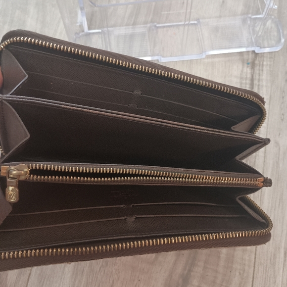 Authentic Louis Vuitton round zipper wallet - Picture 11 of 15